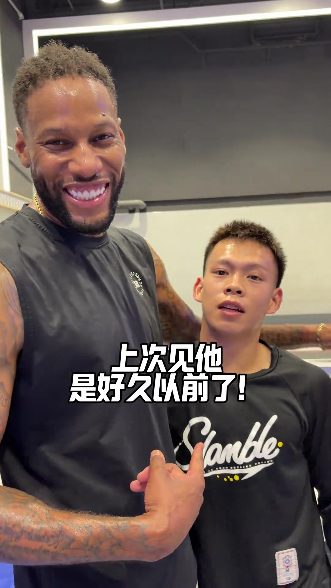 上帝让他失去了一条手臂，对篮球的热爱让他长了一对双翼...