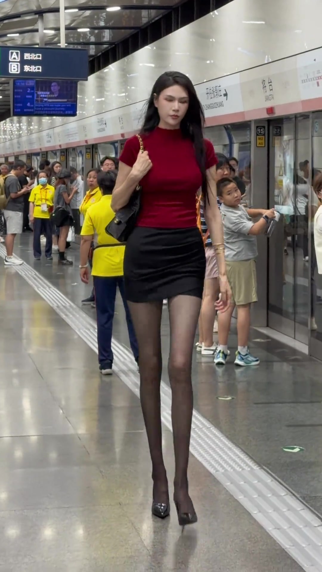 前女篮国手的地铁look！196cm身高+黑丝长腿，这气场谁顶得住？