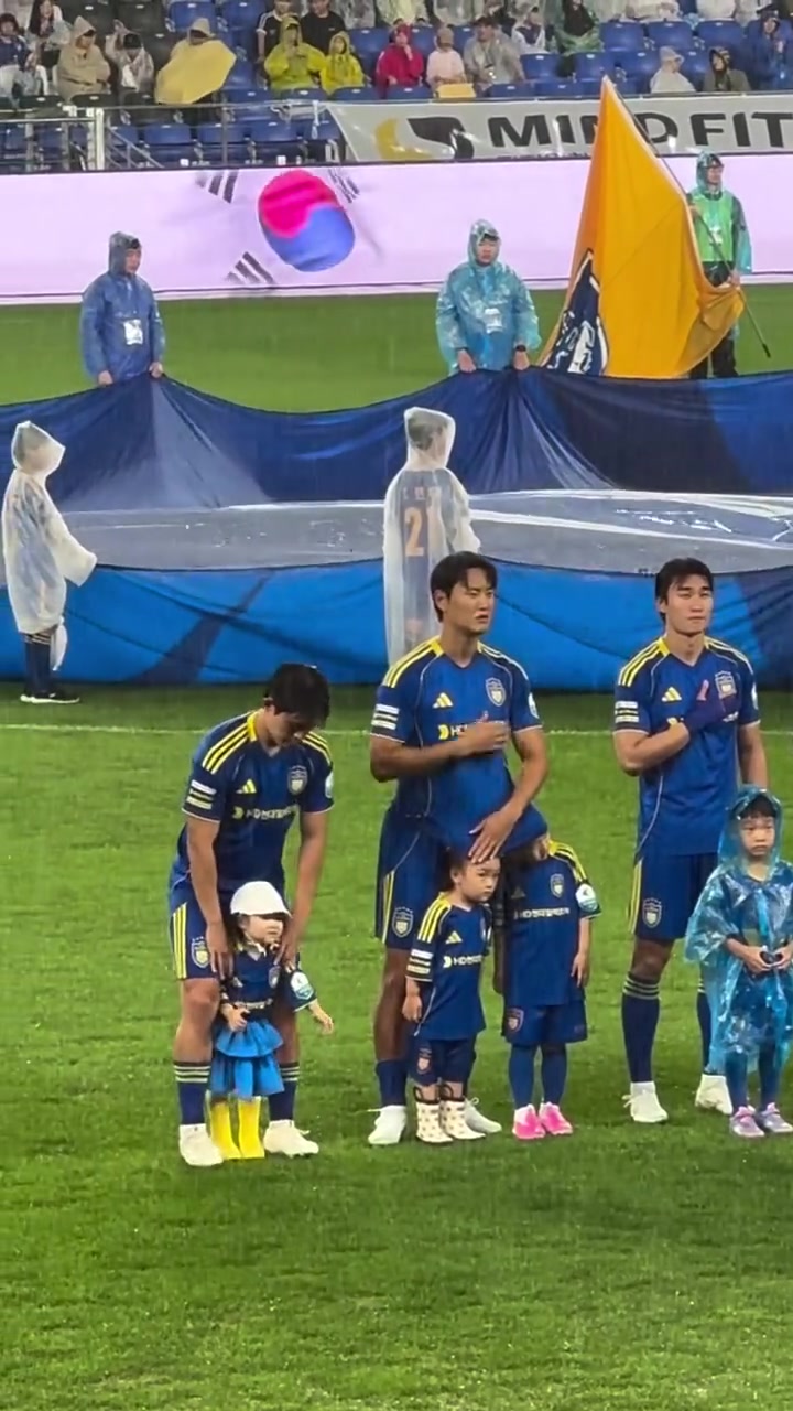 【实况回放】太➡️可爱了！韩国⬅️球员用球衣❕给小球童挡雨