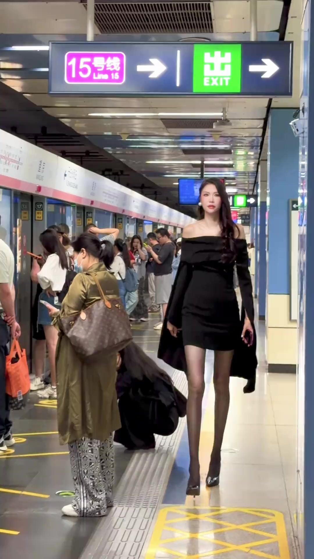 前女篮许诺晒穿黑丝出行：地铁里撞见两米的我 可以合影吗？