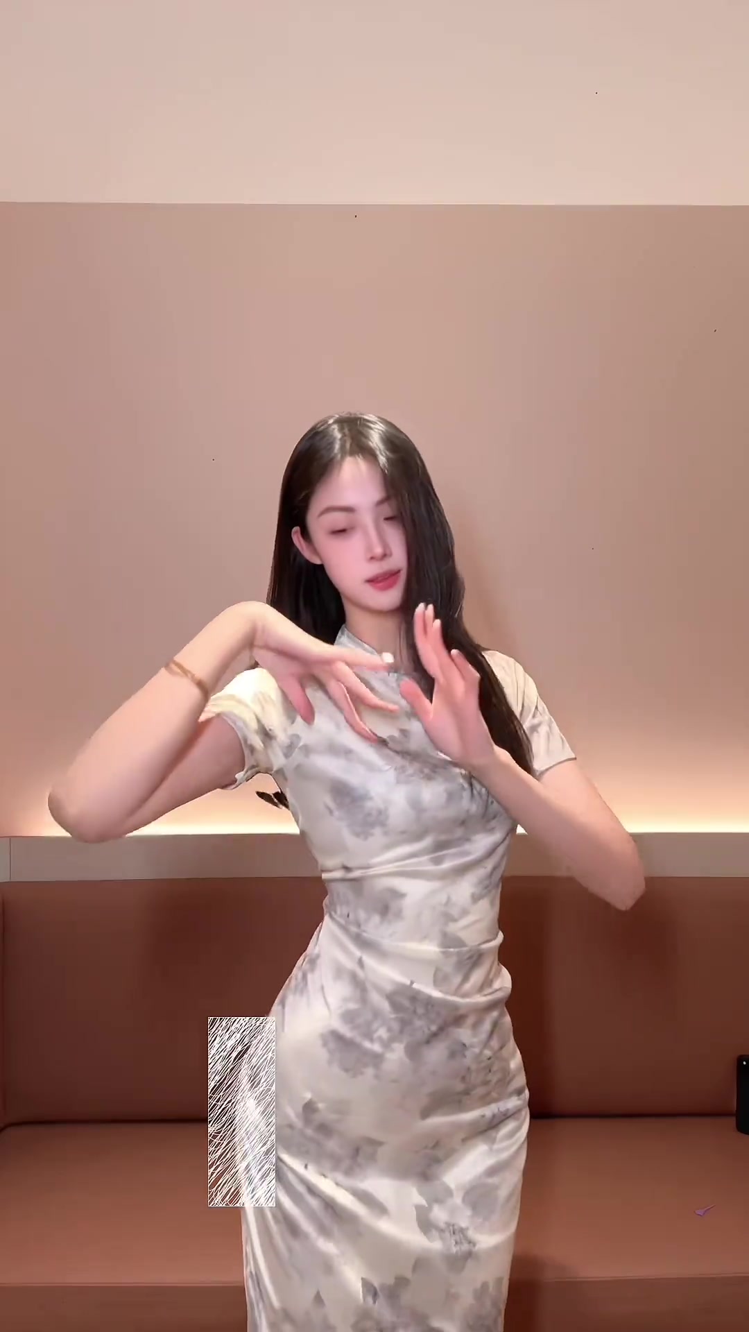 【球场热评视频】女篮卓识穿上旗袍，这腰臀比太绝了！力量与柔美