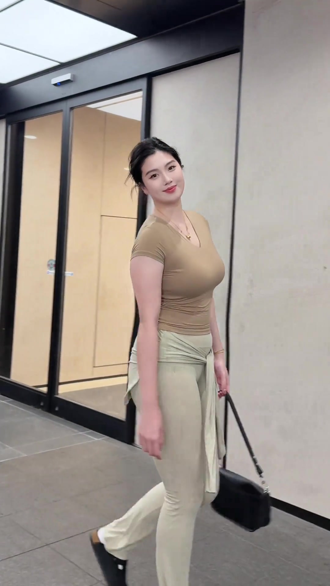 【火热片段】球场上她是“肘姐”，球场下她是沁纯。珠圆玉➡️润