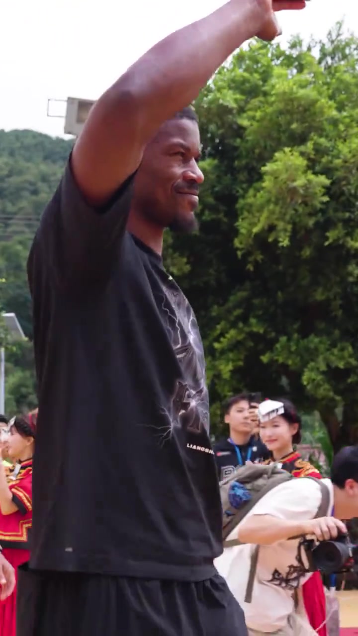 [实况精华剪辑]优质偶像⬇️ 巴特勒来到四川大凉山为这里捐赠