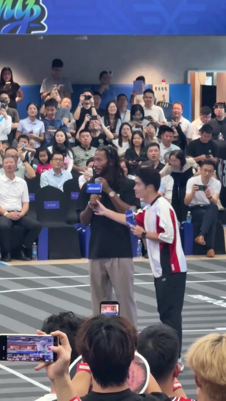 罗斯携家人现身深圳，来看看罗斯之子篮球天赋如何？