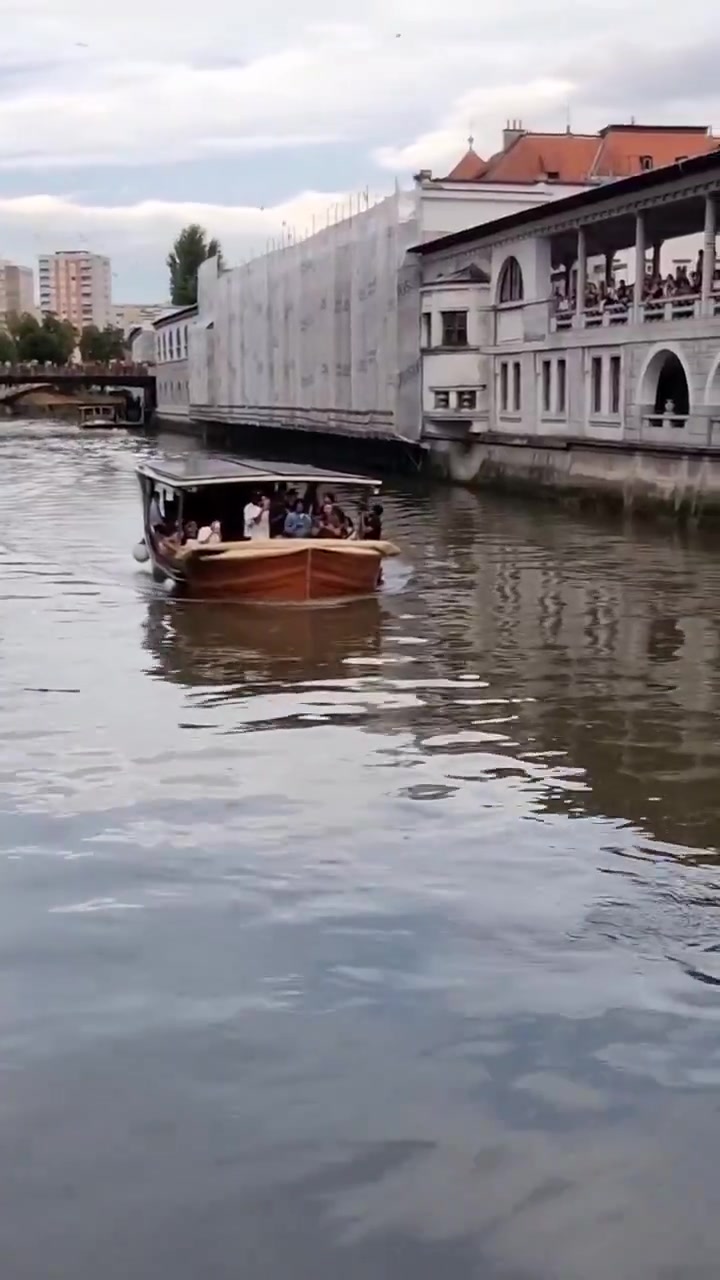 【今日亮点镜头】热情的球迷！湖人全队在斯洛文尼亚坐船赏景 粉
