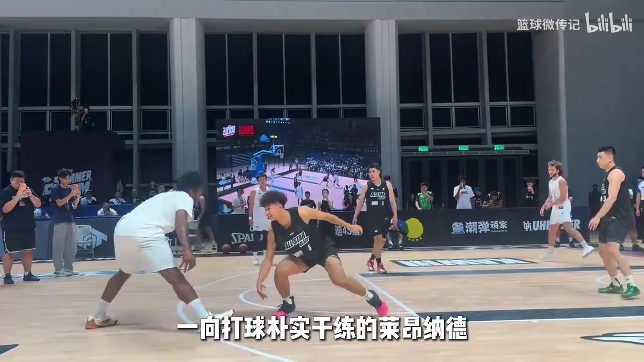 画风突变！小卡中国行疯狂玩花活，胯下运球炒菜+假动作晃了对手