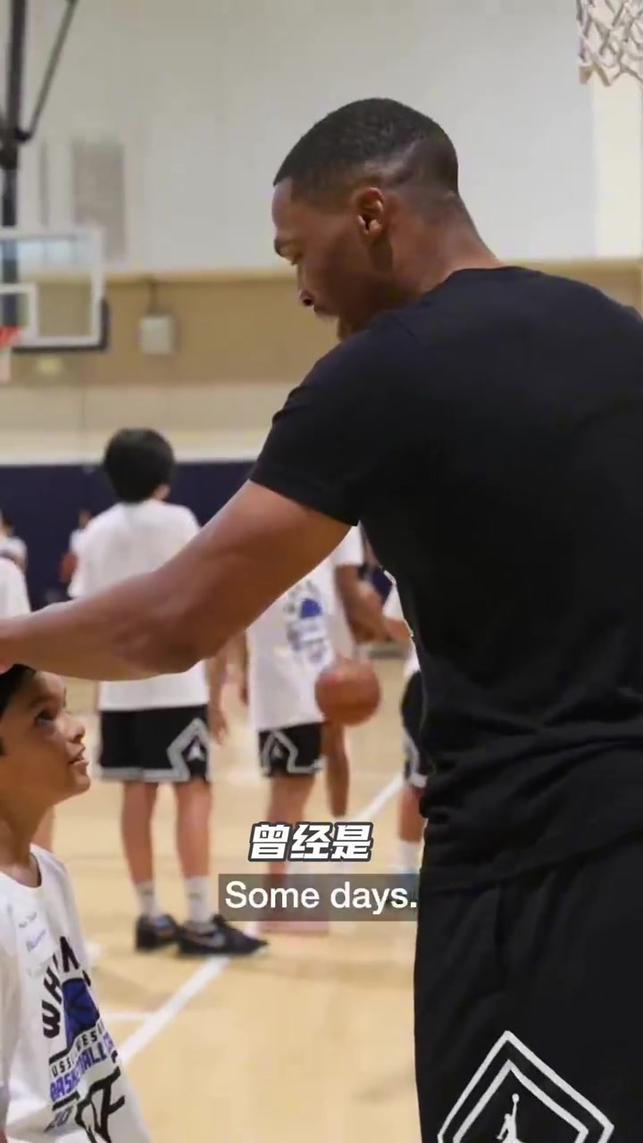 [经典赛事视频]扎心了！小⬇️球员问：你是N⭐BA球员吗？威