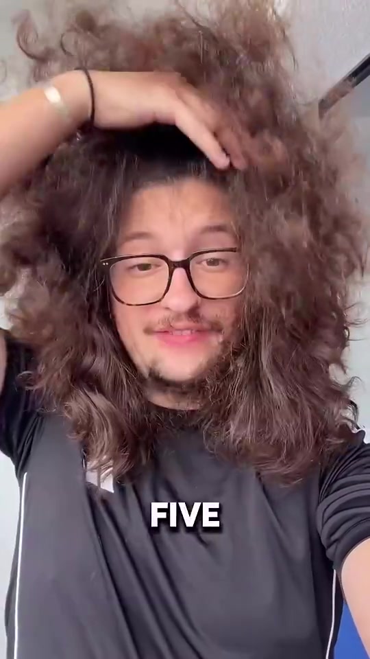 啥时候能拿五连胜？曼联蓄发哥头发留了688天，已经变成爆炸头