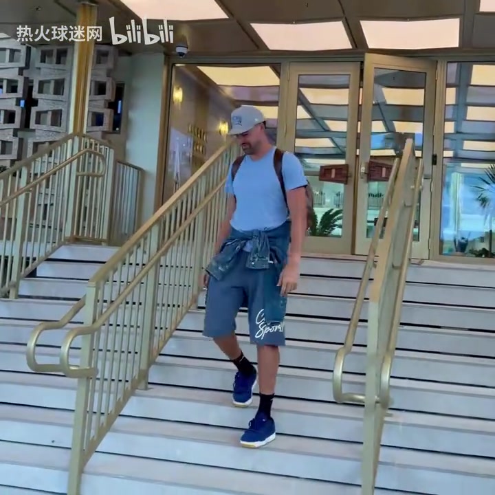 抵达迈阿密！克莱·汤普森准备参加明天的新闻发布会他表示都挺好