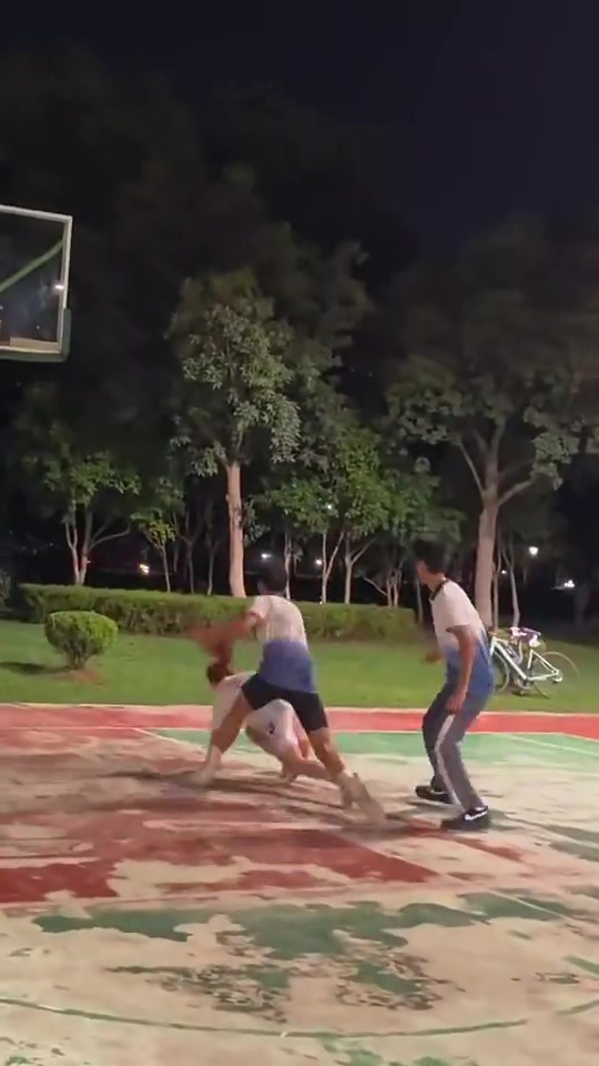 两位小姐姐和一群男生一起打球，没想到小伙们还真上强度啊！