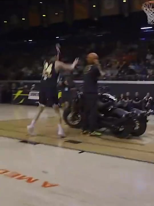 厉害了!陈登星凭借飞人臀下换手坐扣,淘汰NBA扣篮王麦克朗 厉害了!陈登星凭借飞人臀下换手坐扣,淘汰NBA扣篮王麦克朗
