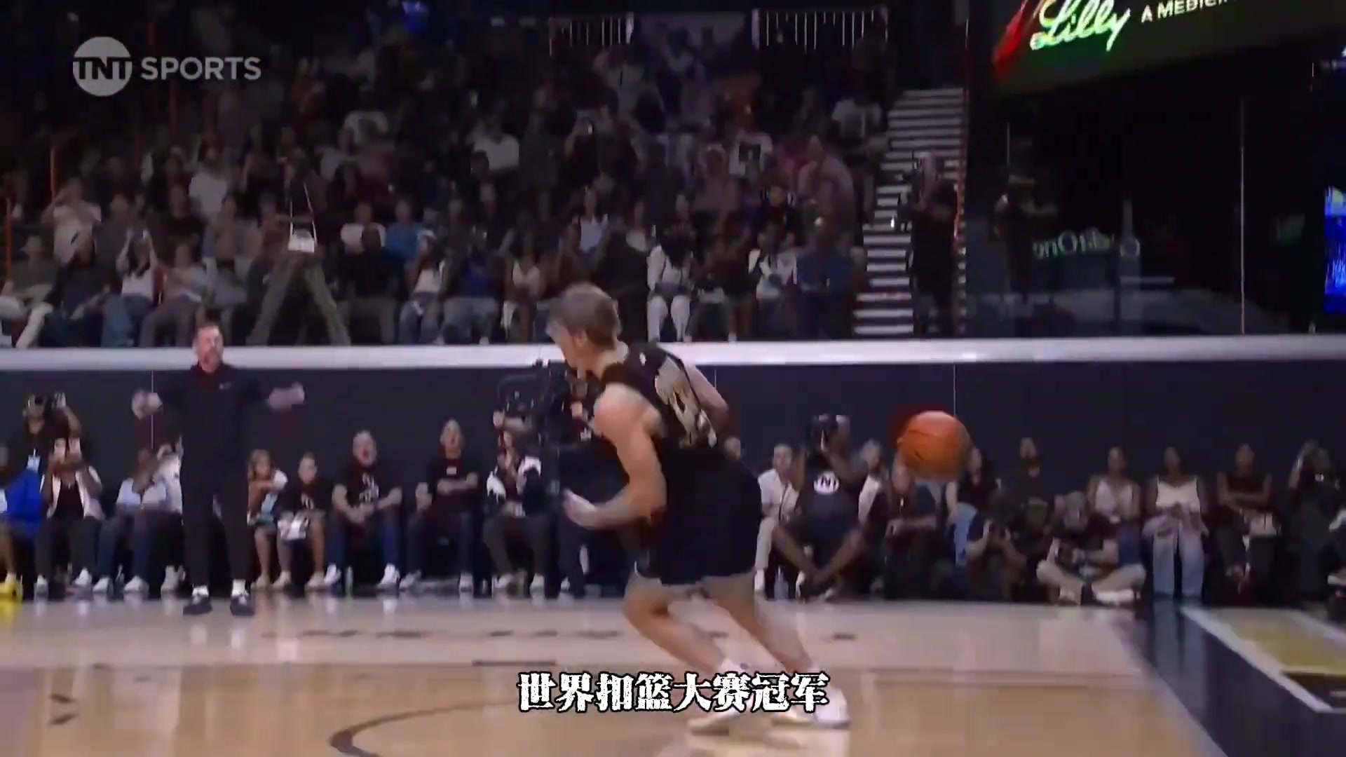 【球场热评视频】20岁小将哈扎德击败陈登星获得dunkman