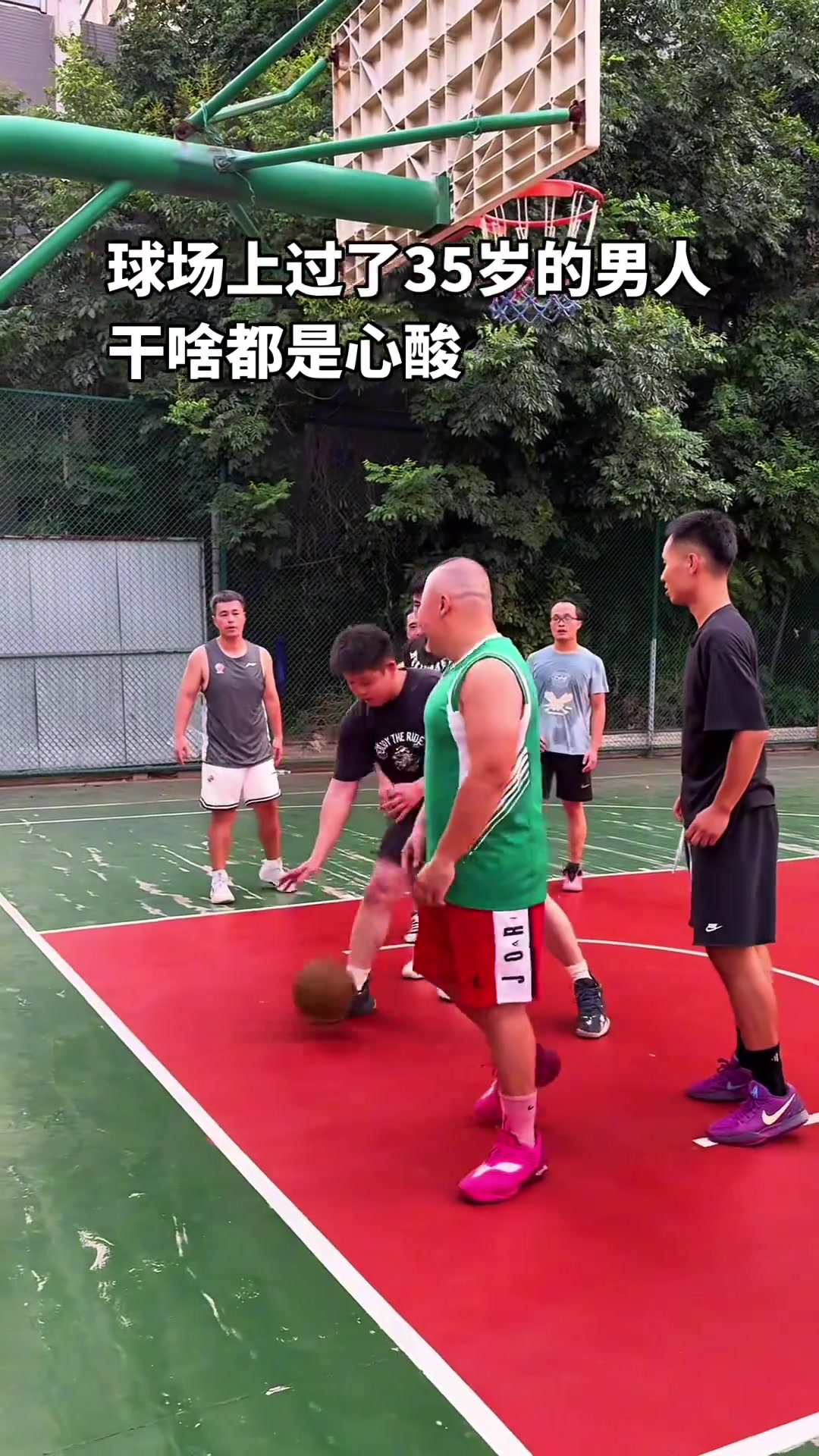 [强势表现]球场上过了35岁的男人干啥都是心酸......