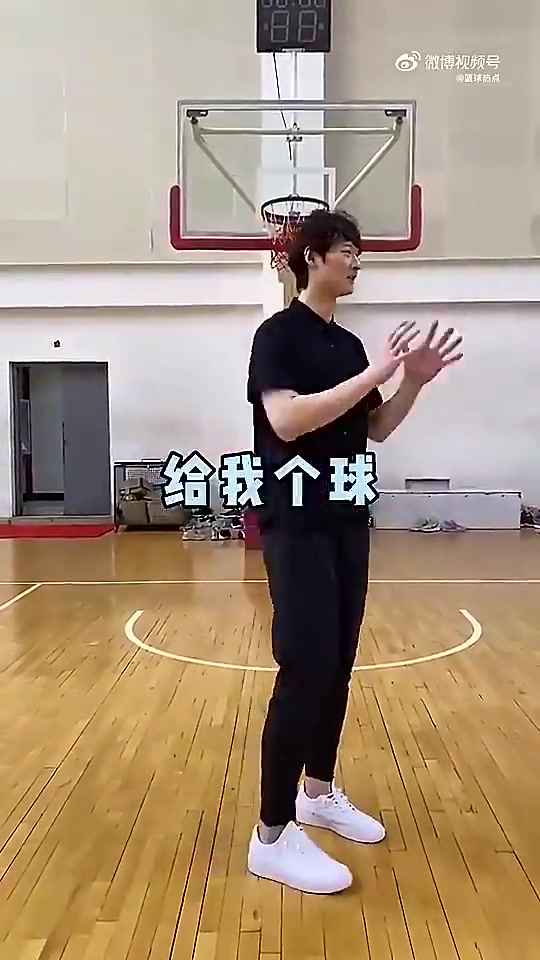 【进球视频】王哲林之前拍的❕搞笑视频：教你如何在篮球场撩妹
