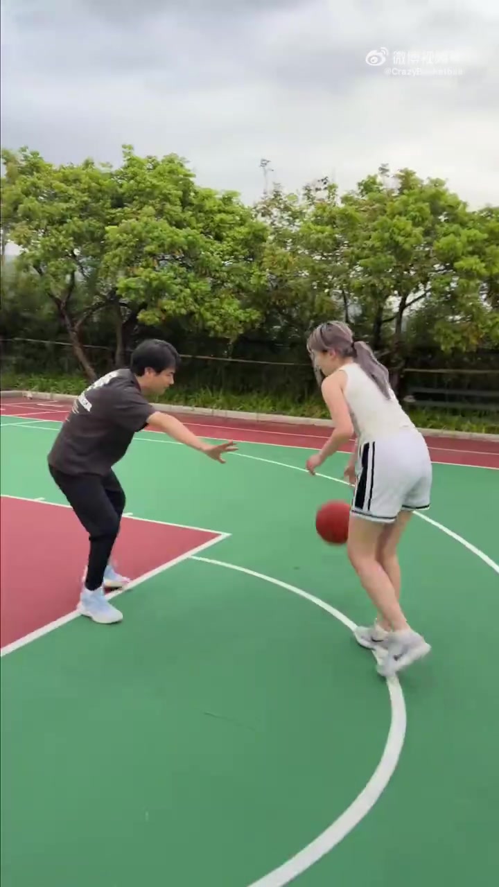 【精准剪辑】网友：我要是有这样的女球⬇️友⬅️，那我天天邀请