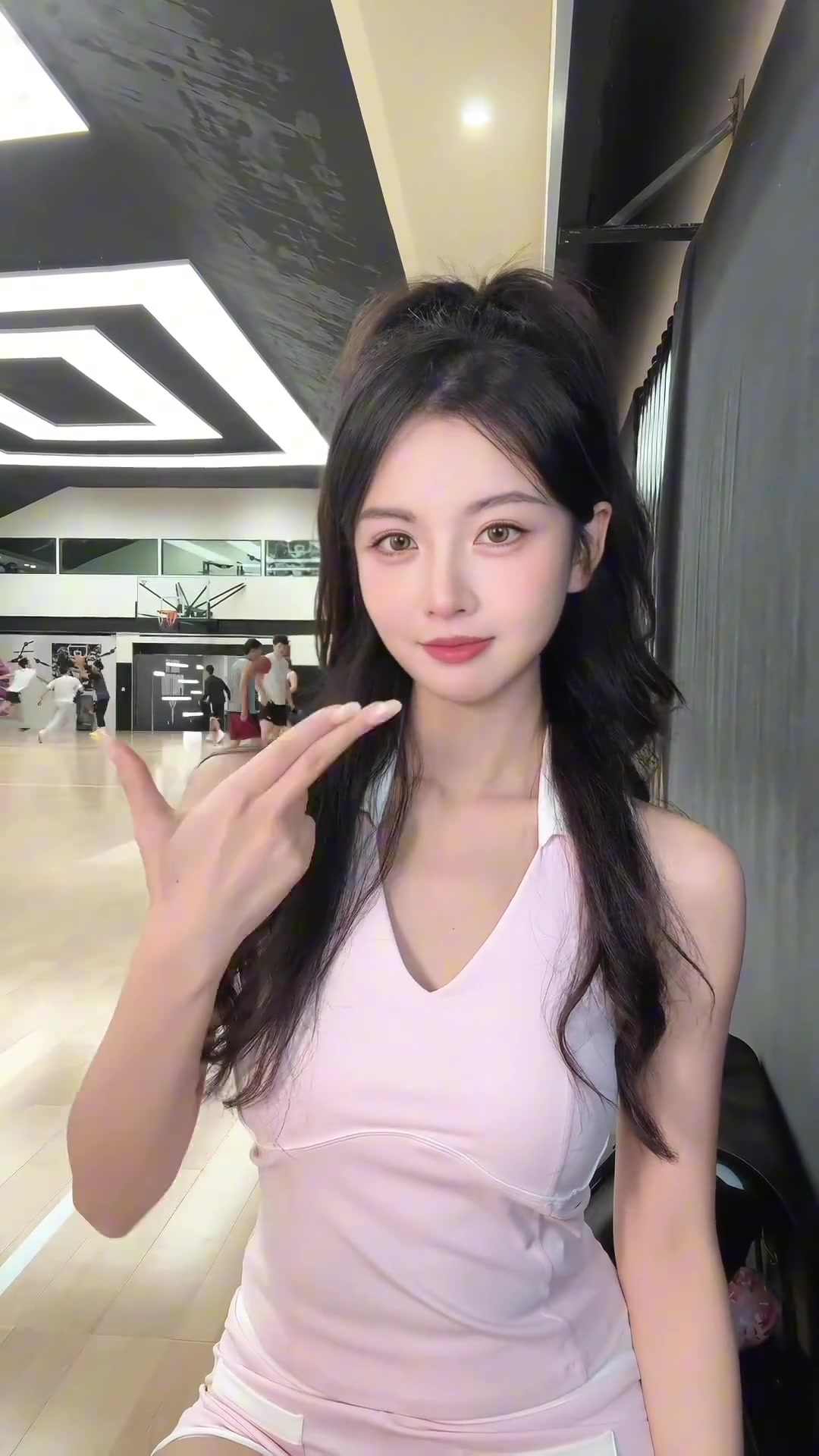 这是看谁打球去了？NBA女主持炼炼在野球场边玩手势舞~
