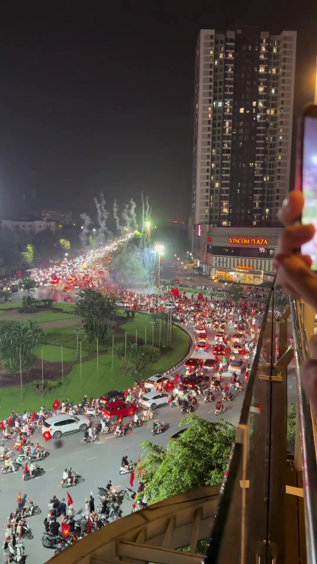 [精华剪辑]摩托车又出来炸街了！越南击败泰国卫冕东盟杯，球迷