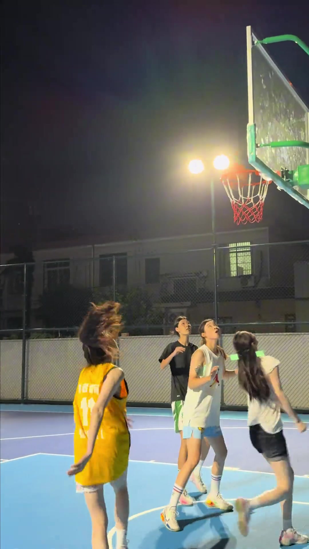 [赛事剪辑]教练！我想和她们⚽打篮球！