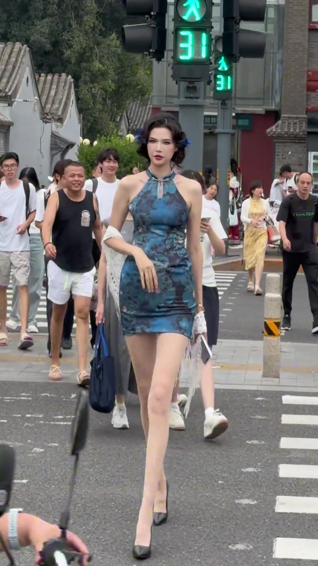 【精选视频推荐】好美！好绝！许诺旗袍造型炸街，1米96的身高