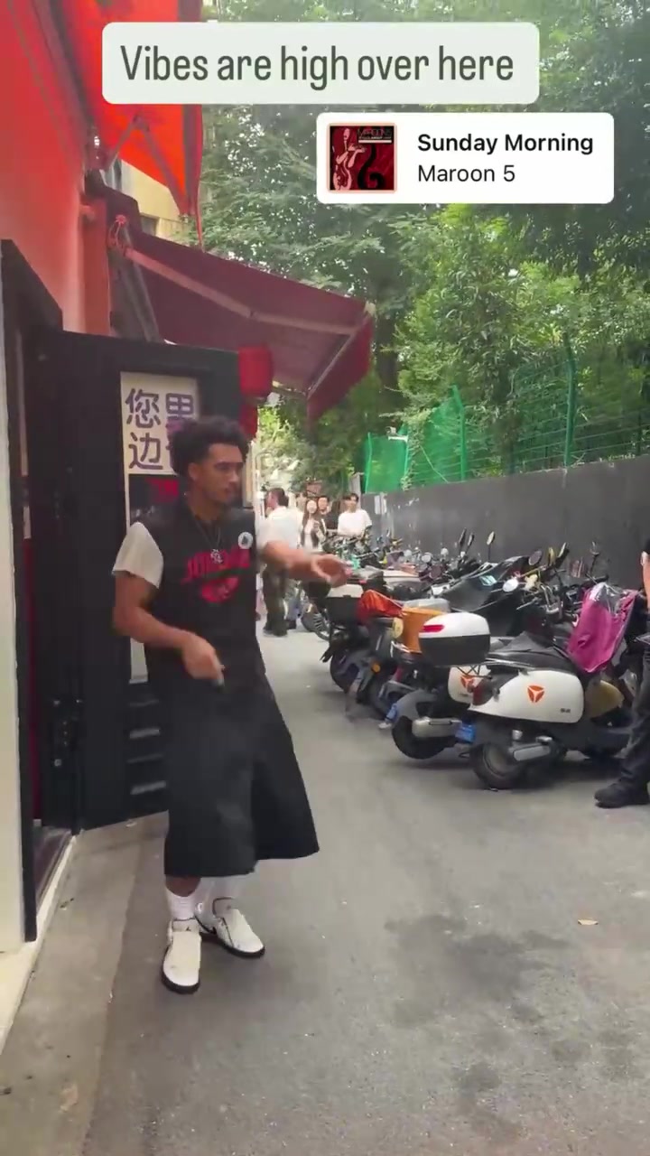 敬业！麦凯恩在上海跳舞，工作人员：非常抱歉能再来一条吗？