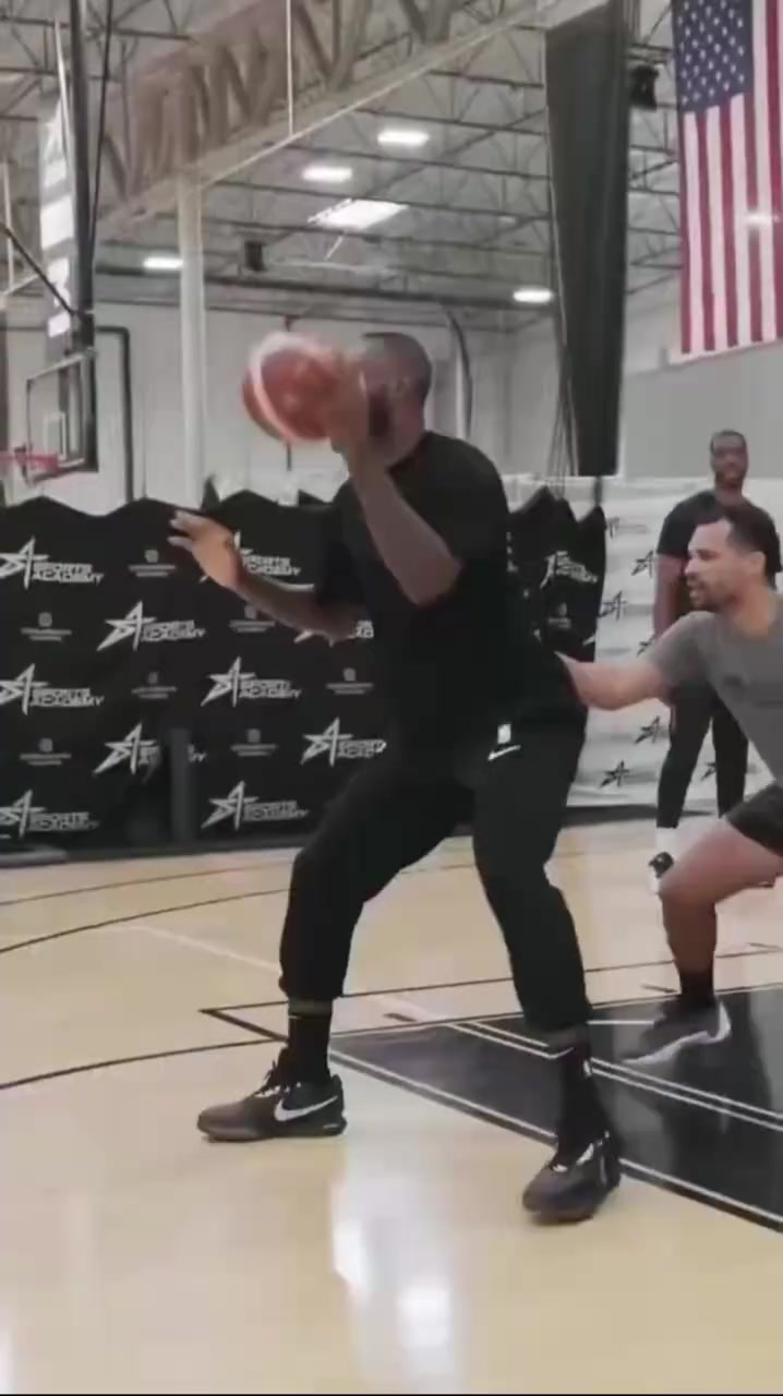 [球星瞬间]加强投射，NBA球星勒布朗詹姆斯近期投篮训练