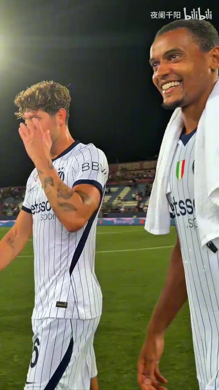 【精彩视频】⭐开心最重要！赛后结伴同行的斯通斯和阿坎吉~⚾
