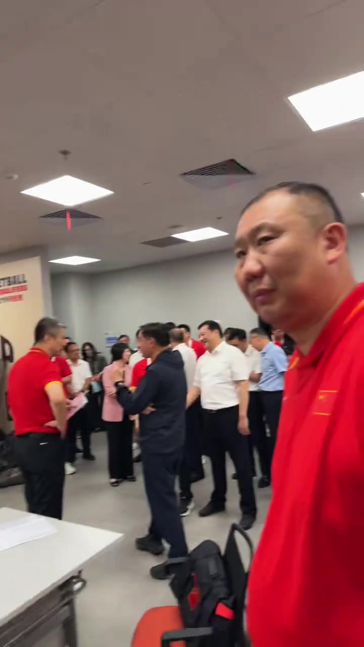 来自中国篮球名宿的疑惑！王治郅：关键这球怎么传的 我看着要丢