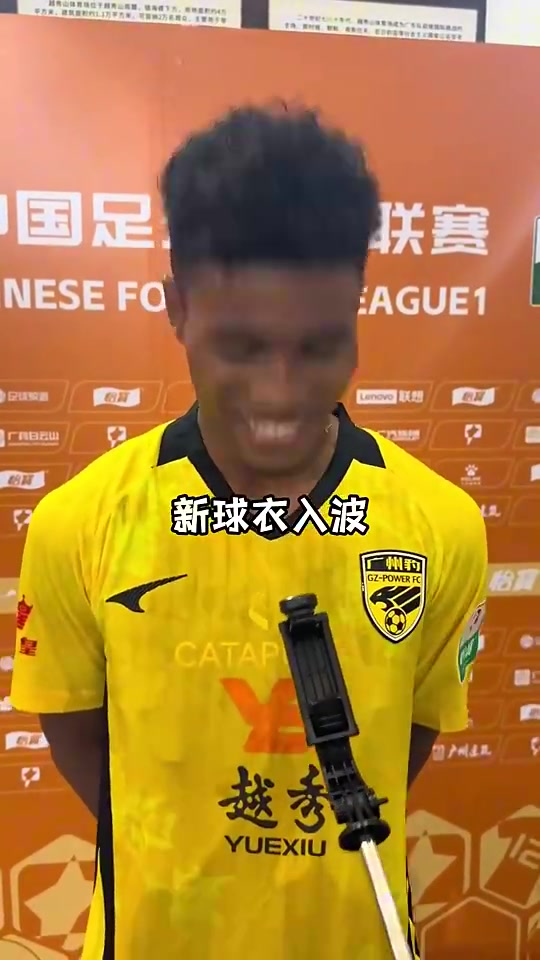 混血小将黄晟豪粤语回应处子球：踢得好就能帮到家人！