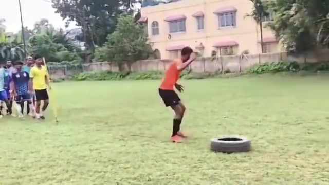 这是什么魔鬼训练？印度一教练让球员们踢轮胎