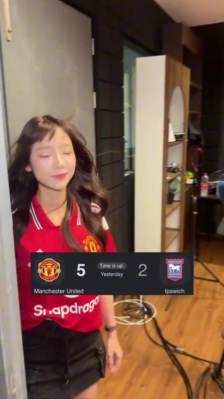 【深度剪辑】抽象的运镜⬇️!泰国美女球迷:曼联卷土重来! 【深度剪辑】抽象的运镜⬇️!泰国美女球迷:曼联卷土重来!