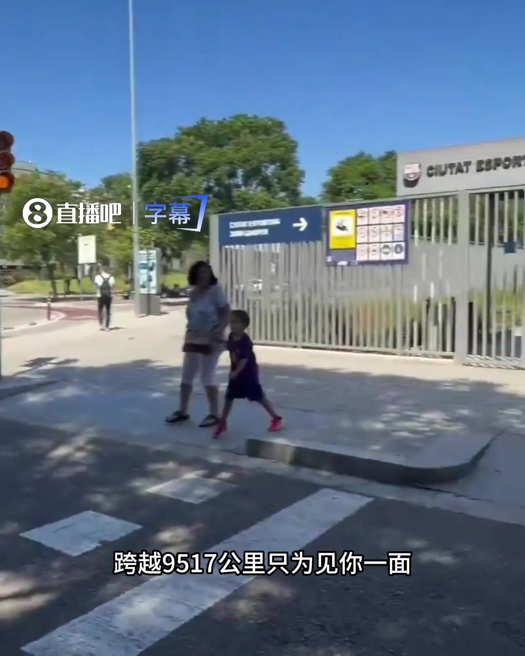 【赛事回顾】围堵半天认错人！球迷把巴萨女足认成了拉菲尼亚，太