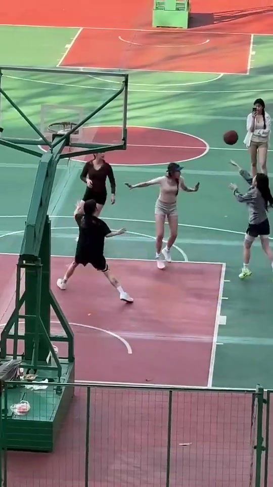 [今日场面回放]网友晒自家楼下有女生⬅️在2v2打半场，我可