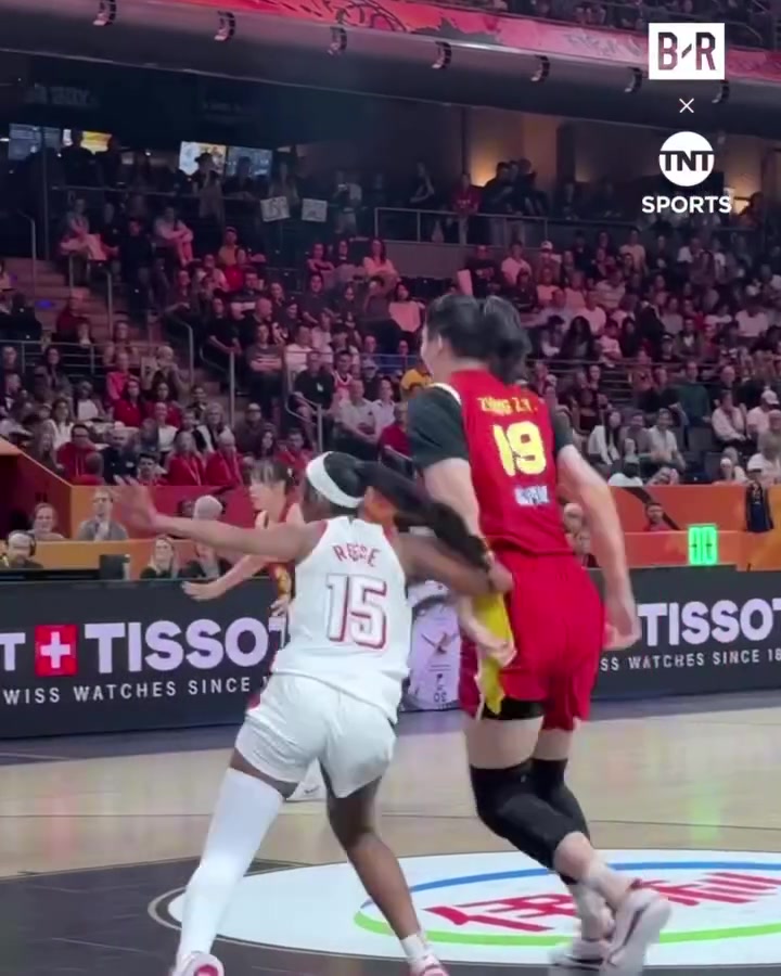 确实没办法！张子宇篮下要到球之后 造成里斯犯规