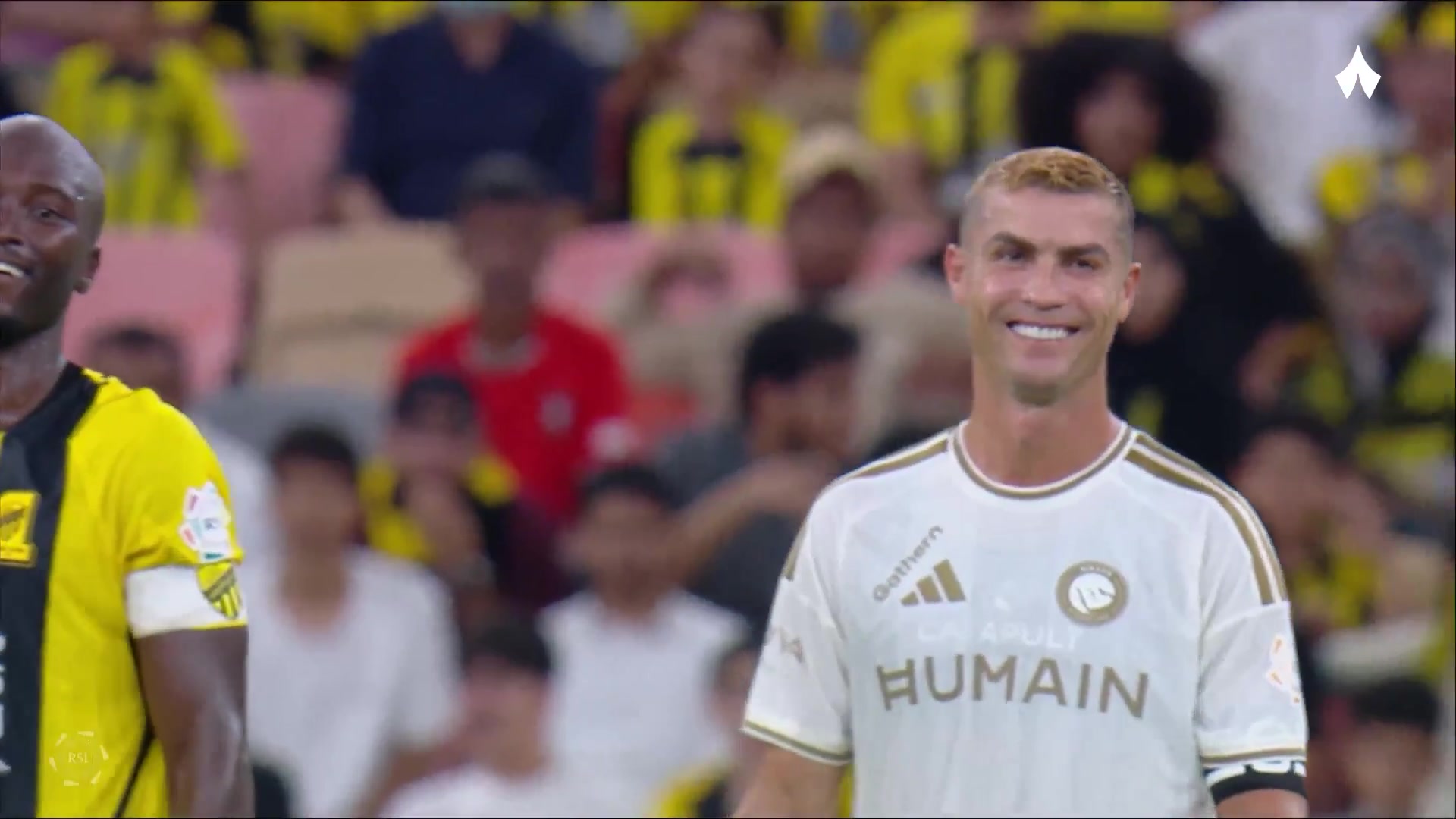 【赛事精彩录】C罗赛场偷瞄对手战术，被当场抓包后相视一笑这也