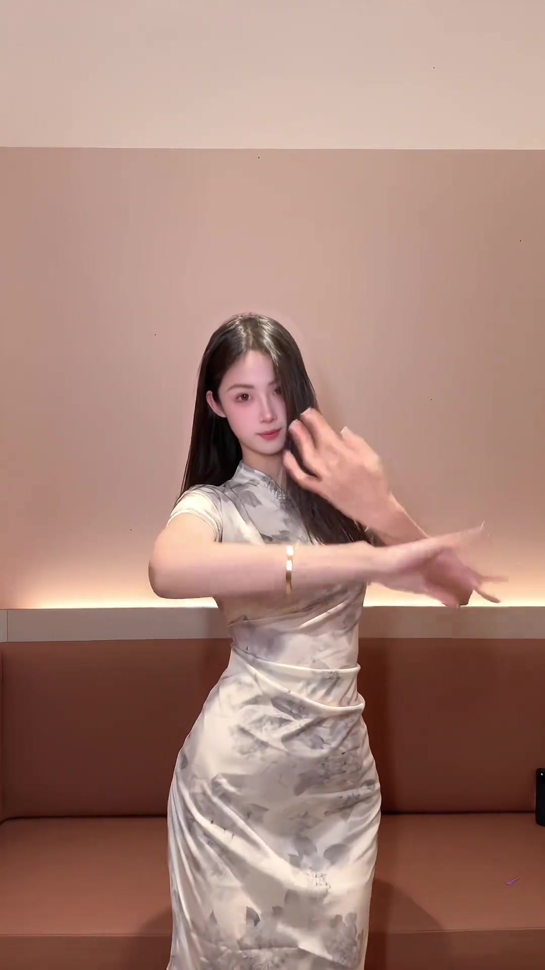 这身材比例太绝了！女篮卓识穿旗袍，完美诠释什么叫典雅美