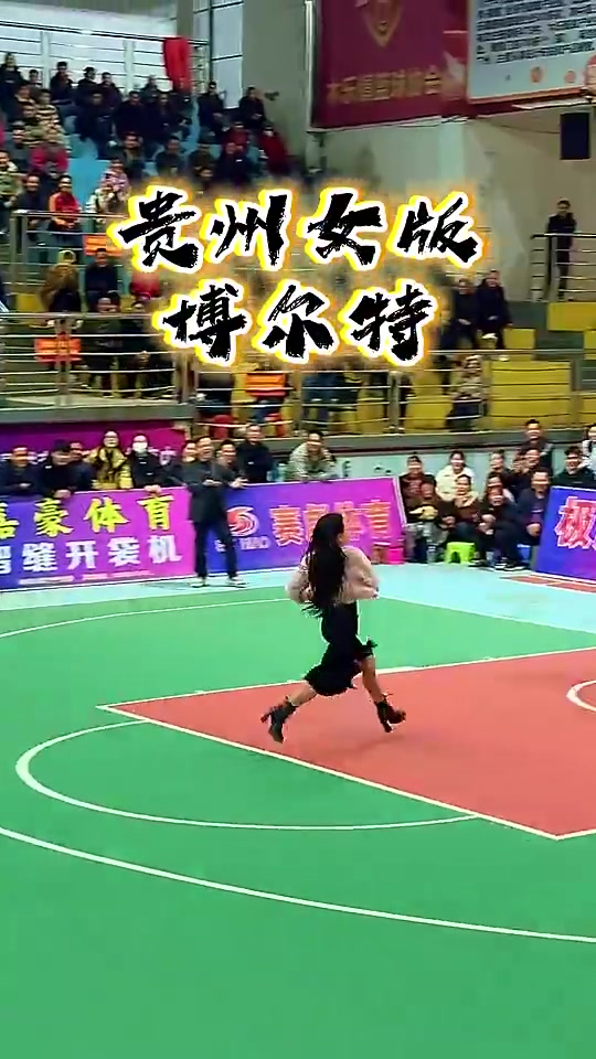 小姐姐不怕崴脚啊，穿着高跟鞋在球场抱着球跑那么快！