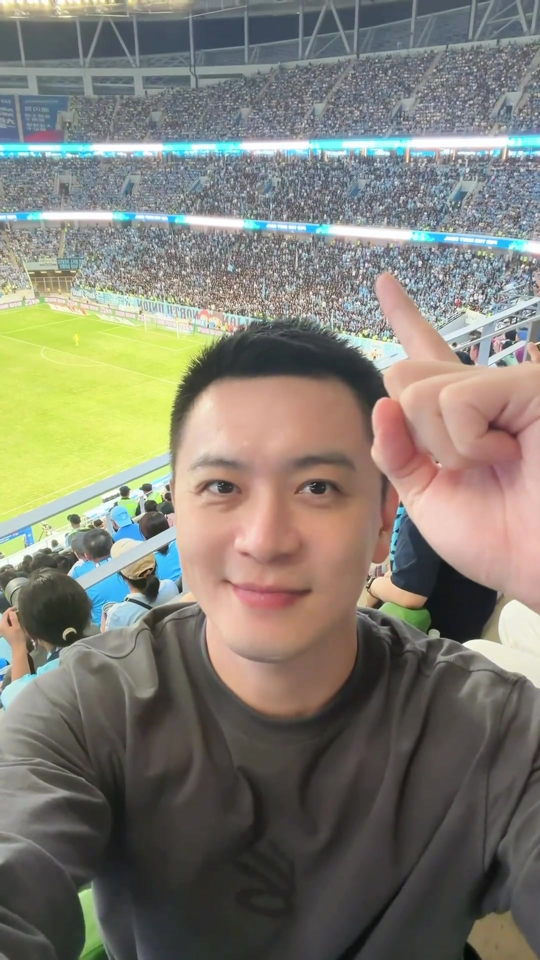 跨界联动！杨鸣社媒晒现场观赛大连英博比赛VLOG