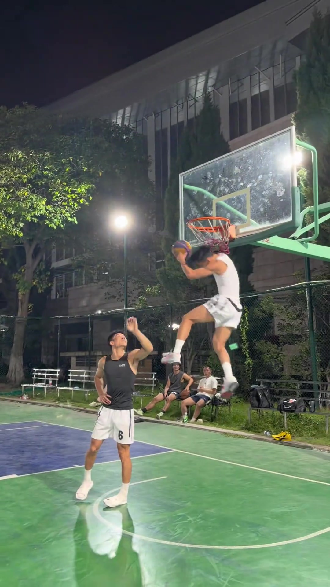 扣篮有风险啊....