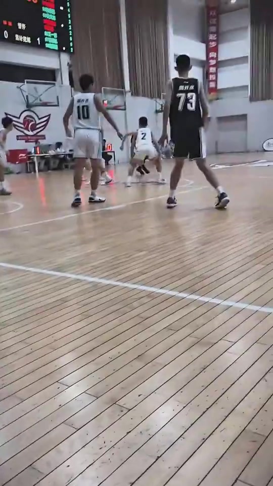 好家伙，拿起来就扣啊！现在的初中生都这么打球的吗？