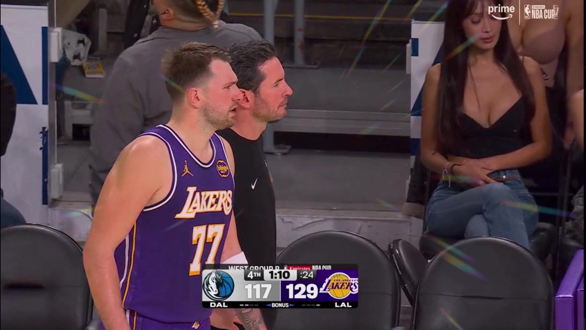 NBA的导播真有一双发现美的眼睛，总能捕捉到场边丰满美女！