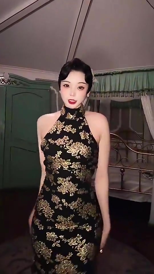 身材丰满！女主播小太阳这身旗袍装扮你们给几分？！