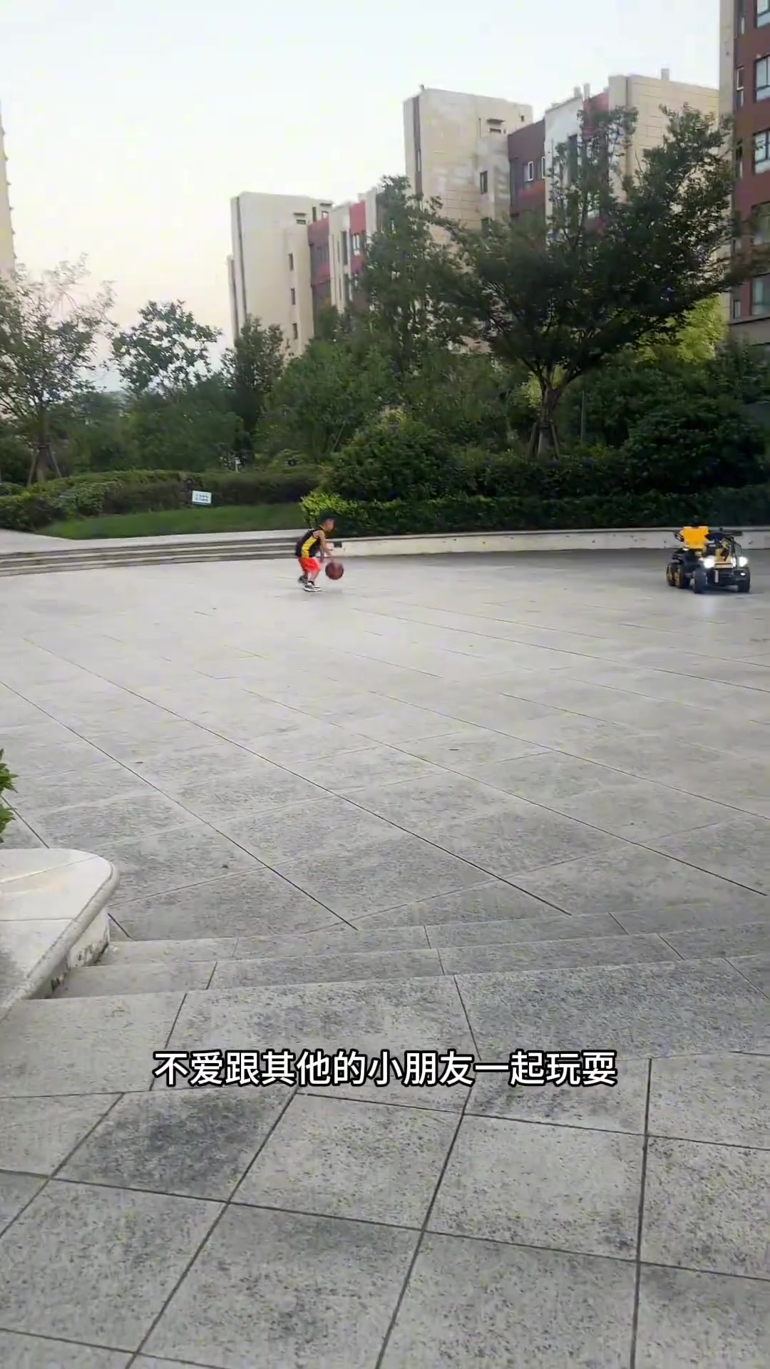这小子运球比小编还好4岁小孩对篮球的痴迷程度有多熟练？