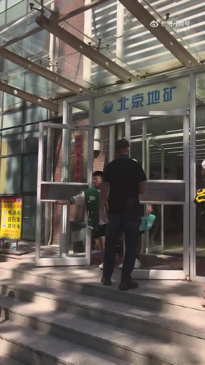 [超清赛事影像]库里中国行本来停下要签名 结果球迷太吵还往前