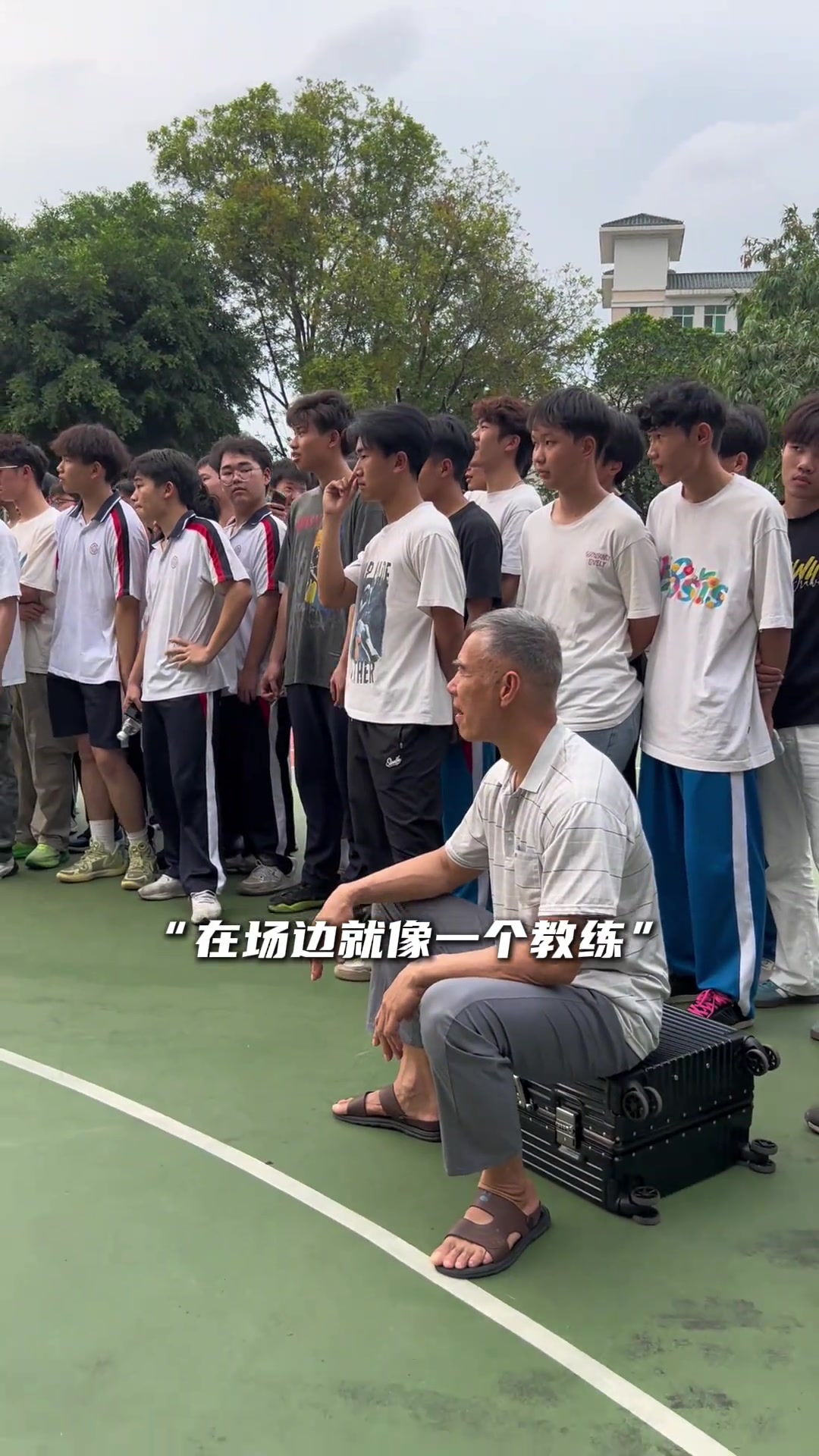 校园篮球惊现白眉战神 “64岁宿管大爷 还是位篮球高手”