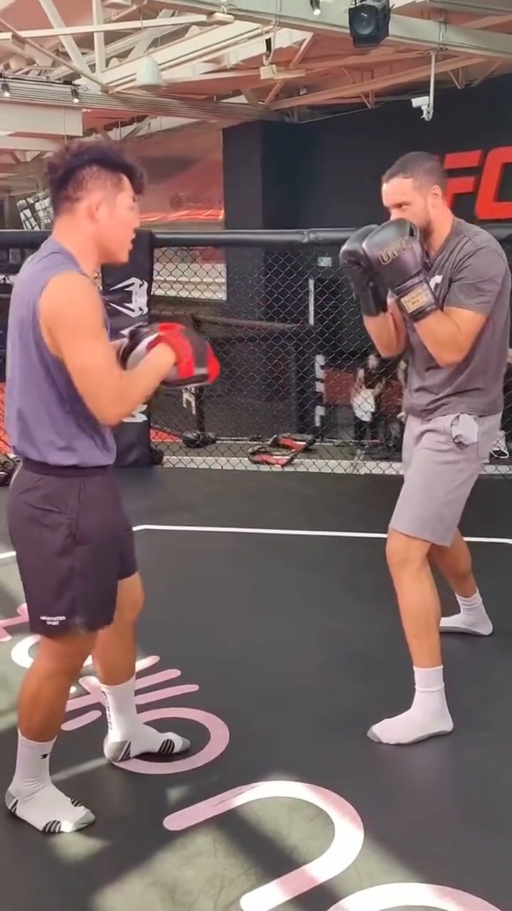 李景亮教狄龙打拳！八角笼中切磋，传授裸绞绝技，NBA能用上？