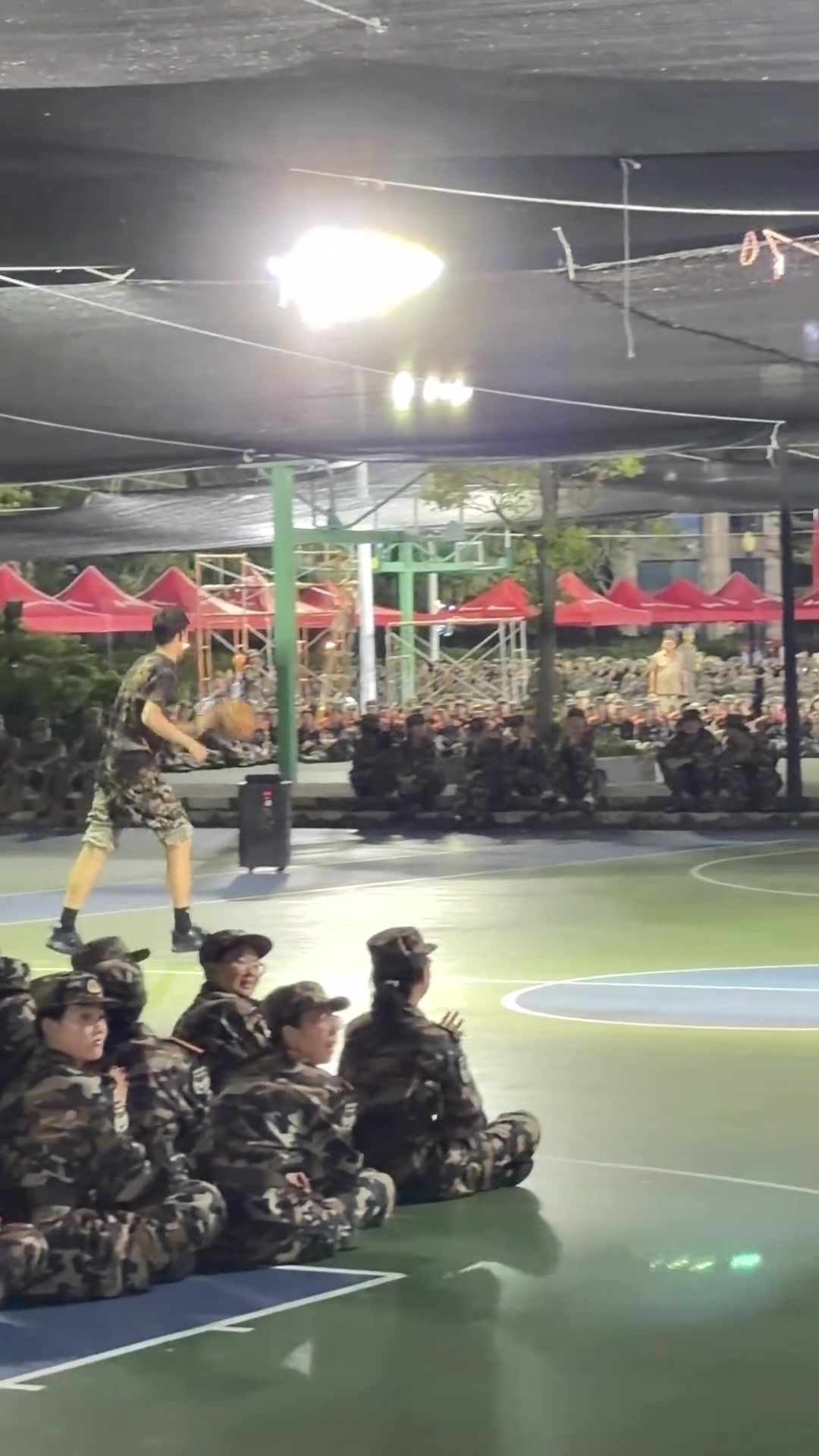 【精选镜头】获⬇️得了大一一年的择偶权！厦门大学军训 新生扣