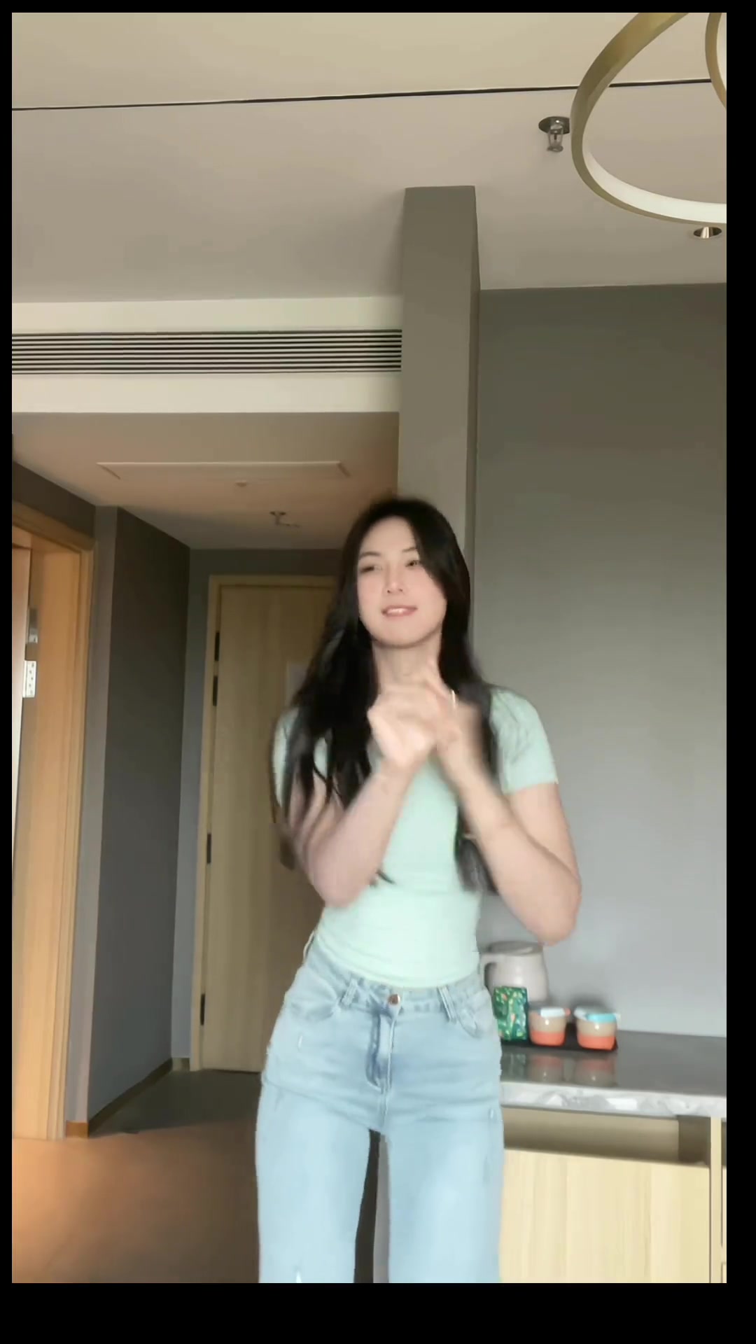 球场上是大前锋，镜头前是甜妹——卓识牛仔裤跳舞，腰臀比太犯规