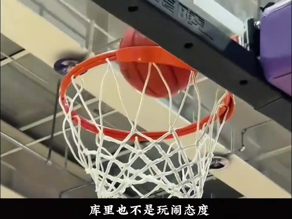 认真教学机器人投篮 宣布培养新星计划，库里校园行绝非简单走秀