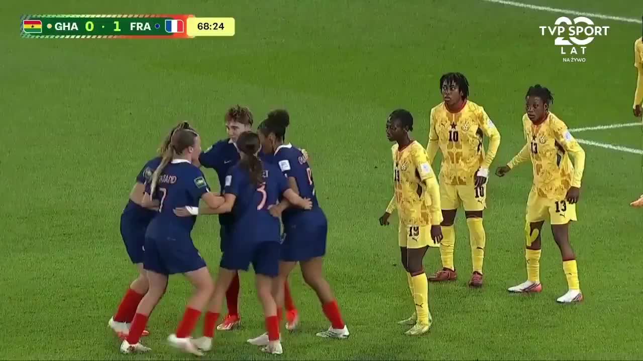 加纳U20女足球员看懵了！法国女足转圈圈战术破门