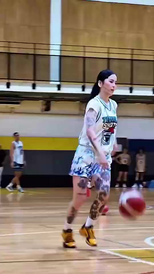 大花腿啊！小姐姐腿上这纹身会不会有点夸张了